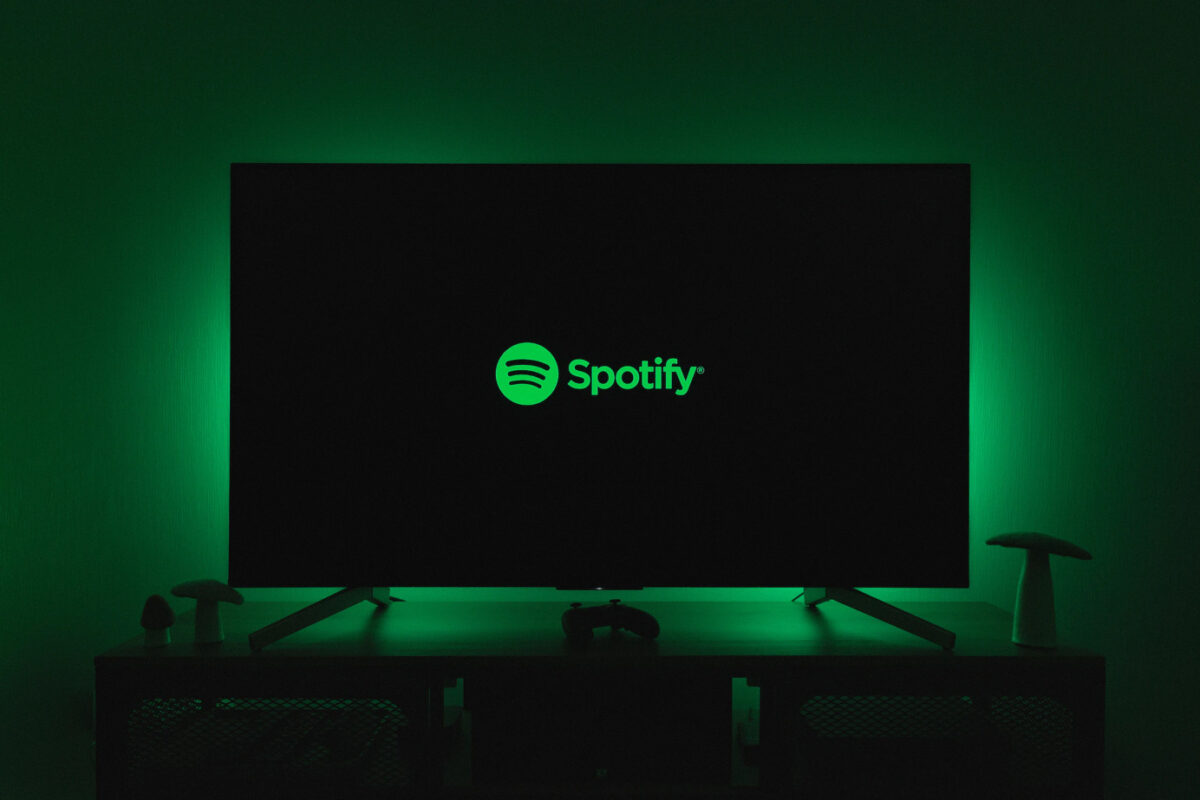 Fernseher mit Spotify Logo